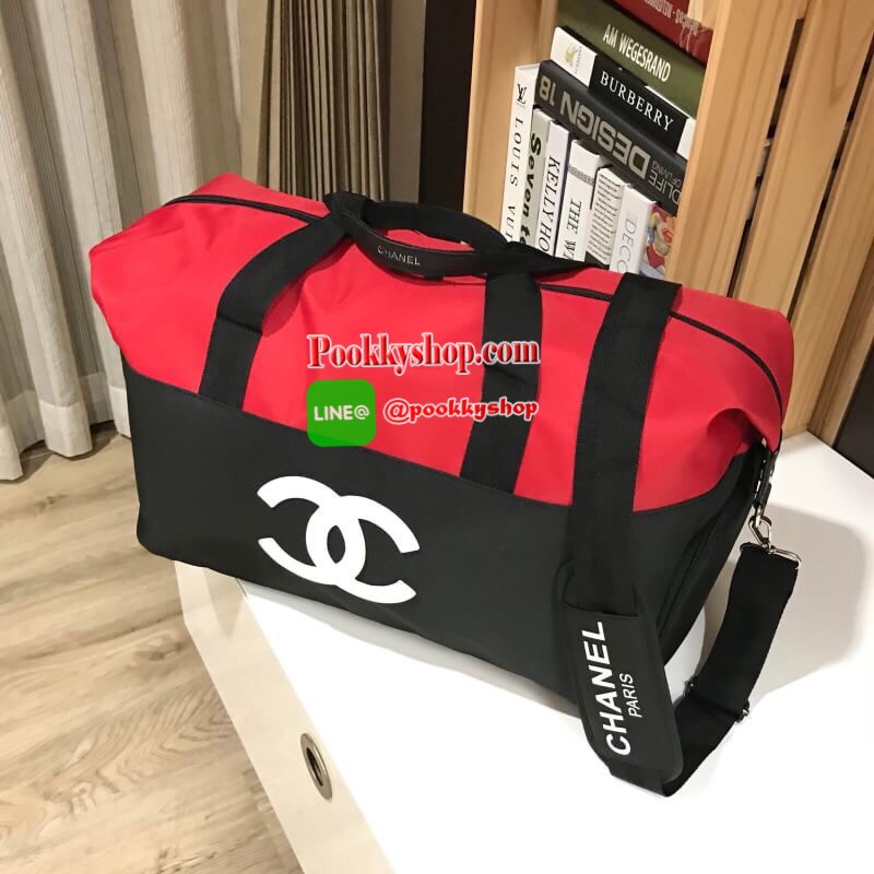 Restock! CHANEL VIP GIFT Large Travel Bag กระเป๋าเดินทาง Gift With Purchase รุ่น Limited พรีเมี่ยมกิ๊ฟของเเท้จาก Chanel Perfumes Counter วัสดุ NYLON เนื้อหนาสีทูโทนดำแดงสกรีนโลโก้ด้านหน้า เปิดปิดด้วยซิป หัวซิปแบรนด์ ใบใหญ่จุใจ พิเศษ! มีช่องใส่รองเท้าด้านข
