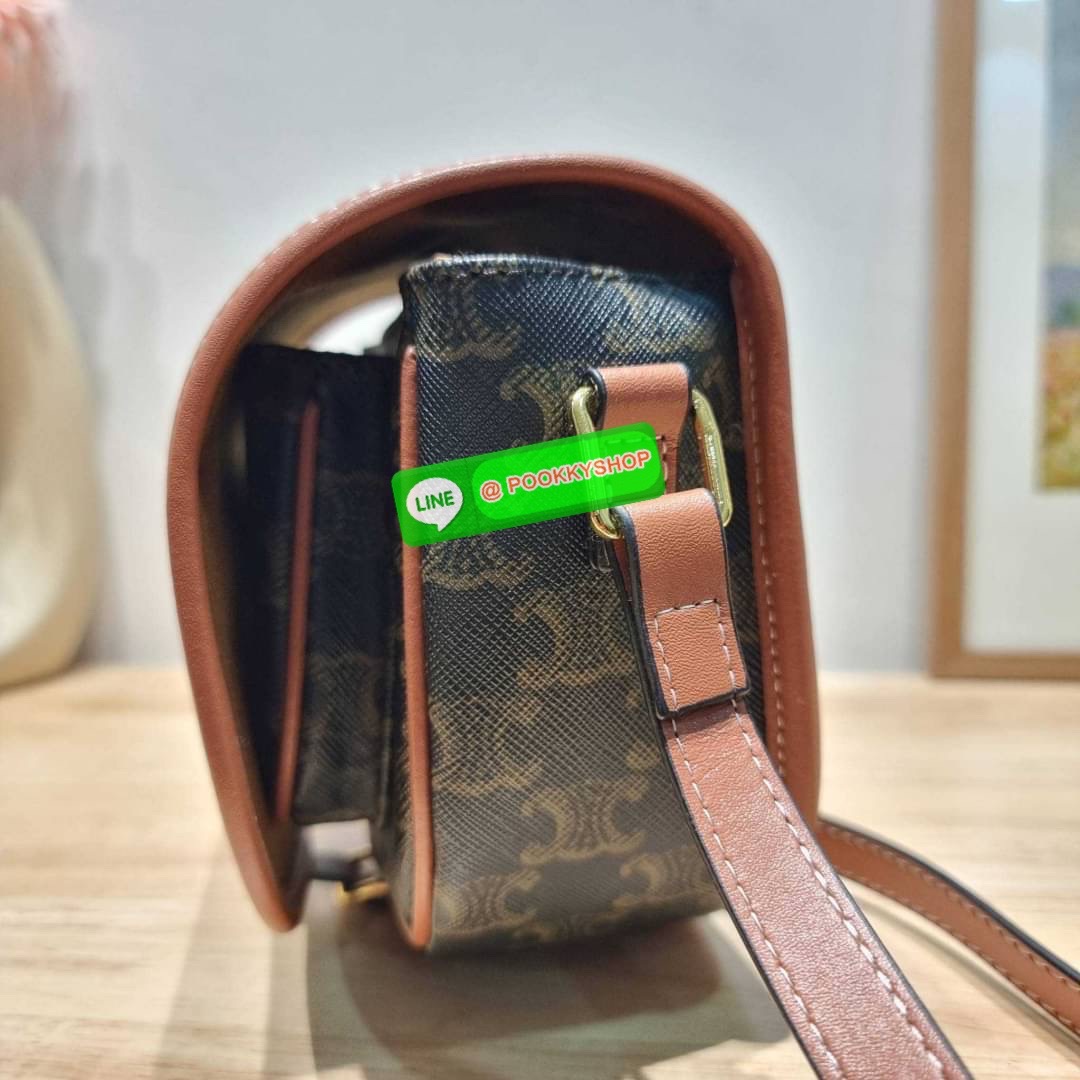 🔆 Model CELINE FOLCO SHOULDER BAG IN TRIOMPHE CANVAS 🔆 Details รุ่นยอดฮิต ขายดีไม่มีตก กับกระเป๋าสะพายข้าง ทรงสวยโดดเด่นเป็นเอกลักษณ์ ดีไซน์โค้งมนสวยงาม เปิด-ปิดกระเป๋าด้วยสายหนัง สายสะพายในตัว ปรับได้ ภายใรเป็นช่องโล่ง แบ่งสัดส่วนไว้อย่าง