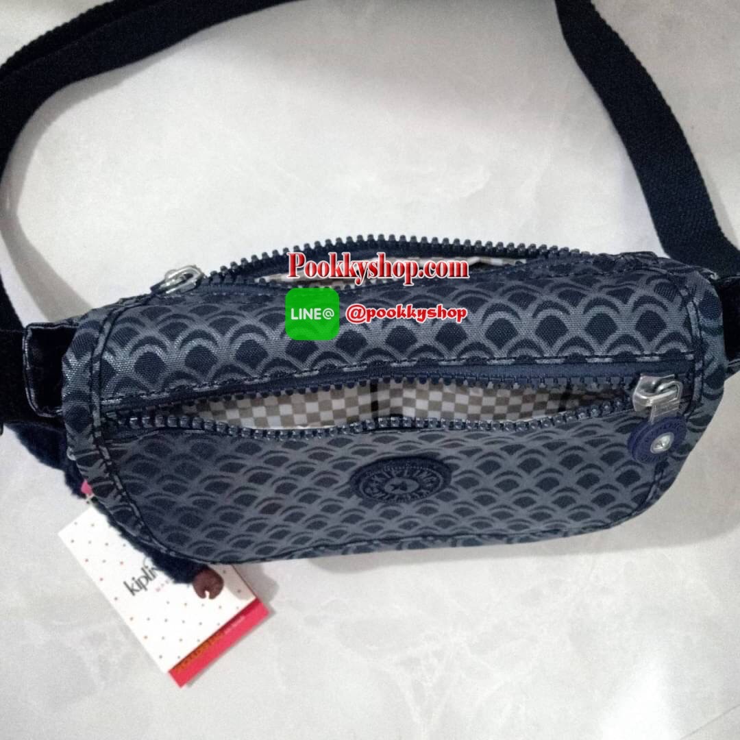 KIPLING SABIAN CROSSBODY MINI BAG กระเป๋าสะพายข้าง วัสดุ Nylon&Polyester 100% ขนาดเล็กกำลังน่ารัก เปิด-ปิดด้วยฝาปิดกระดุมแม่เหล็กและซิปแบรนด์ ด้านในทีแท็กแบรนด์ -ด้านหน้าฝาบนมี1ช่อง ขนาดตามโค้งฝาหน้า -ด้านหลังมีอีก 1 ช่องลึกถึงฐาน -ด้านในมี 1 ช่องหลัก เปิ