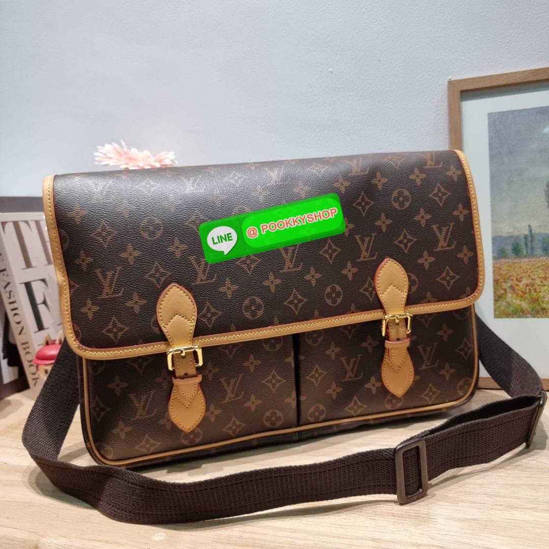 LV GIBECIERE CROSSBODY BAG กระเป๋าสะพายข้างใบใหญ่ ทรงแมสเซนเจอร์ เอาใจหนุ่มๆ ดีไซน์วินเทจ ย้อนยุค คลาสสิคไม่มีเบื่อ วัสดุหนังแคนวาส ทนทาน เปิด-ปิดด้วยสายคาดปรับระดับได้ ภายในมีช่องแบ่งเป็นสัดส่วนอย่างดี มีช่องซิป สายสะพายปรับได้ตามชอบ ใส่ของได้เลยแบบจุใจ