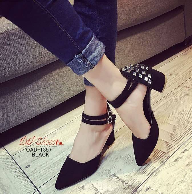 สินค้าพร้อมส่ง รองเท้าส้นสูงหัวแหลมรัดข้อ สายคาด2เส้น ประดับหมุดสีเงินที่ส้น ส้นตัน วัสดุผ้าสักหราด ทรงเก็บหน้าเท้าดี ดูเท้าเรียวค่ะ แมทเข้ากับชุดได้ง่าย รีบจองเข้ามาได้นะคะ