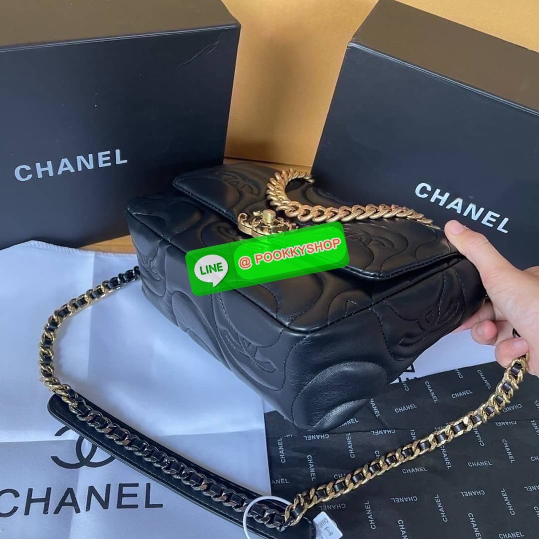 Chanel อเนกประสงค์ รุ่น Limited edition ลายวินเทจแบรนด์ หนังแกะ พร้อมสายยาวโซ่ต่อหนัง น้ำหนักเบา ภายใน มีช่องซิปเปิดปิดด้วยฝาปิดตัวล็อค มีช่องหลัง ใส่กระเป๋าสตางค์ใบยาวได้ค่ะ ตัวจริงสวยมากๆถูกใจรีบจองนะคะ ใส่มือถือได้ทุกรุ่น สะพายเป็นสายคู่ หรือ สะพายยาวไ