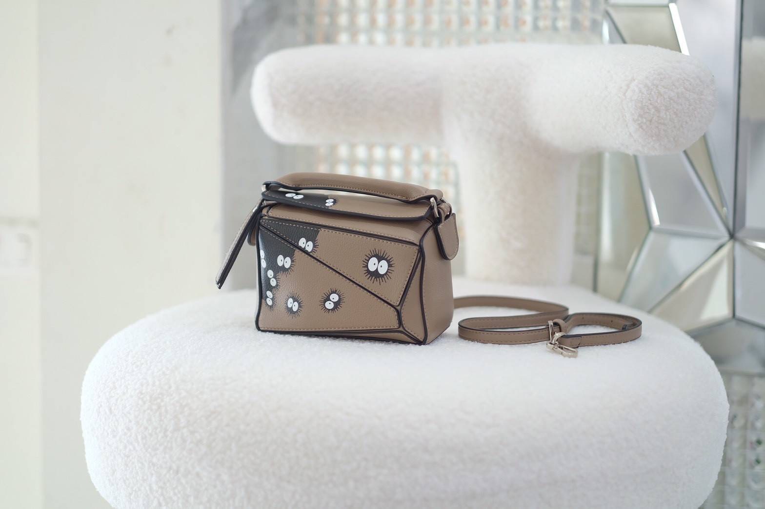 น่ารัก..ไม่ไหวแล้ว LW mini puzzle เห็นแล้วใจหวั่นไหว น่ารักอะไรขนาดนี้ ย่อส่วนได้สมบูรณ์แบบสุดๆ ลงตัวทุกอย่าง ใส่โทรศัพท์ iplus ได้สบายๆ ยังเหลือเนื้อที่ใส่ของได้อีกเยอะ รีบเลยน้า สวยๆทุกสี