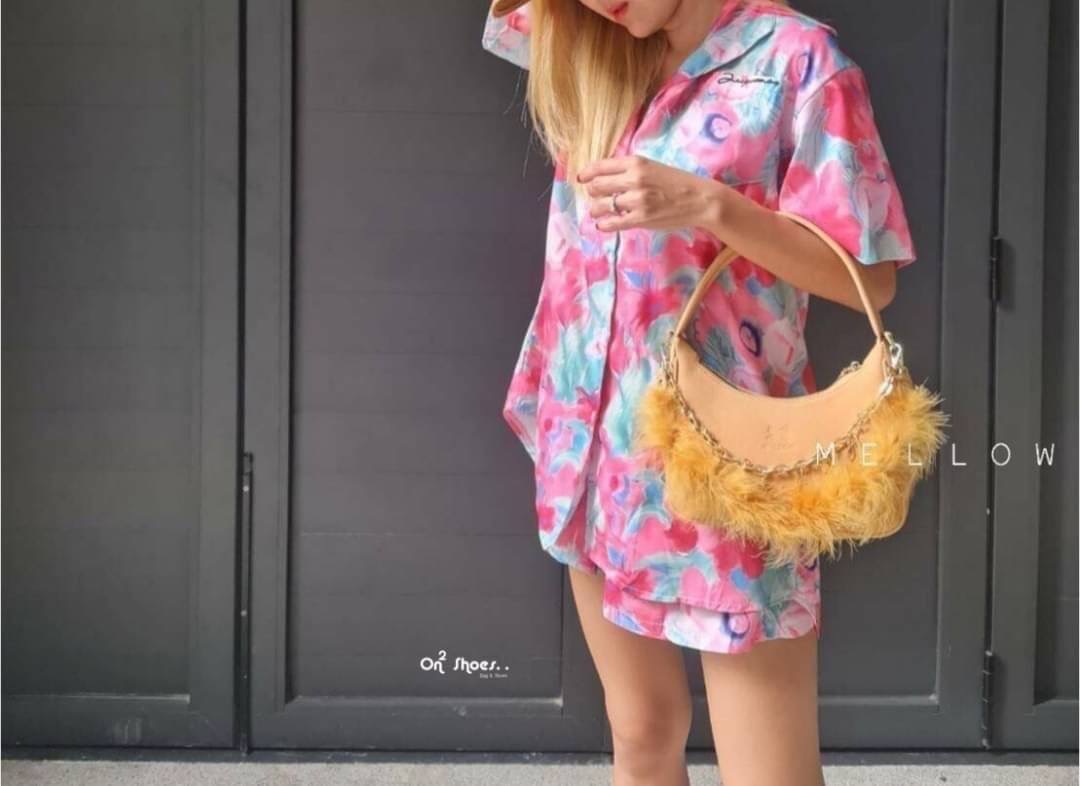 🌈Mellow bag "flamingo" งานแฟชั่นเกาหลี ทรงถ่วง อินสไปร์มาจาก prada งานน้ำหนักเบาสบายใส่ของได้เยอะมากๆๆ มาพร้อมสายโลโก้สีทอง + สายขนนุ่มๆ สามารถแยกใช้งานได้ ถือขึ้นมาแล้วน่ารักฟรุ้งฟริ้งมากๆ สวยทุกสีเลยยย 9สี