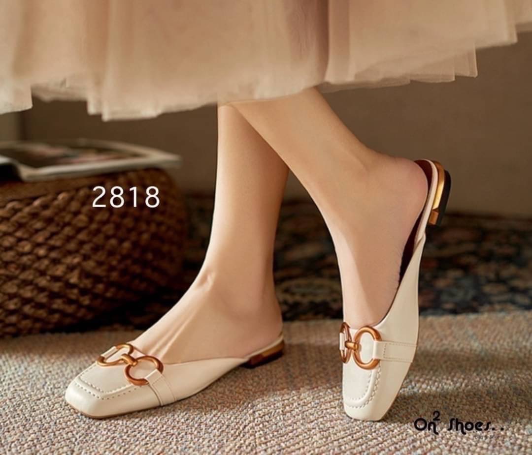 รองเท้าหัวคัชชูเปิดหลังรหน้าแต่งอะไหล่ทองเหลือง สไตล์แบรนด์ส้นเป็นอะไหล่ทองสวยหรู คู่นี้ใส่แมทกับชุดได้ง่ายทั้งกางเกงและกระโปรงได้หมดทรงสวย