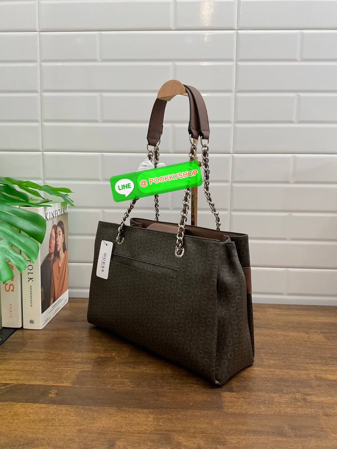 GUESS กระเป๋าสะพายผู้หญิง รุ่น SV859606 VIOLET SATCHEL กระเป๋าถือหรือสะพายสินค้านำเข้าจาก GUESS FACTORY รุ่นยอดนิยม ลายโลโก้ รอบใบ หนัง faux-saffiano หนังคุณภาพดี ตั้งอยู่ทรง สายโซ่ทองต่อหนังสะพายไม่เจ็บไหล่ โลโก้แบรนด์ สวยโดดเด่นที่กระเป๋าด้านหน้า เปิดปิ