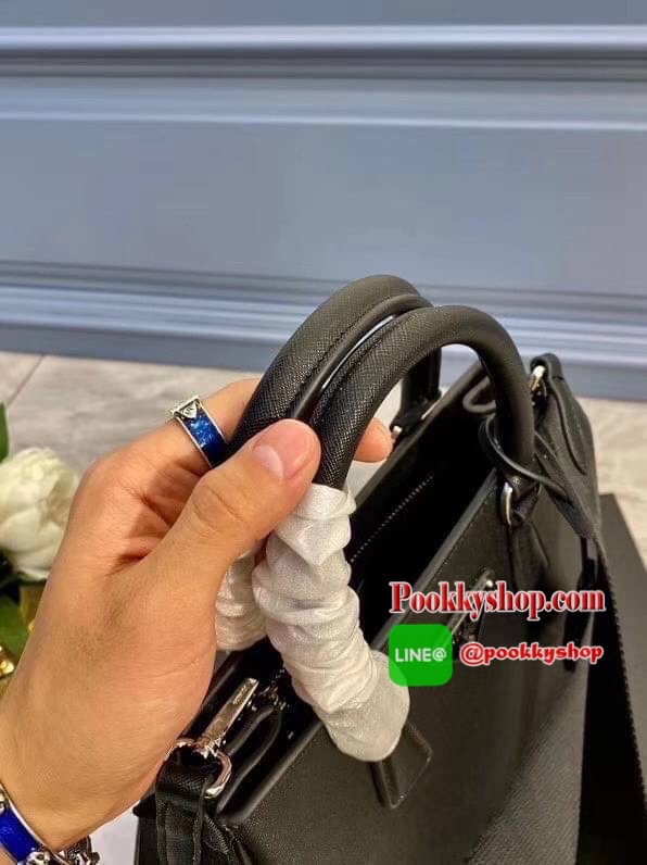 Prada กระเป๋าถือหรือสะพายอเนกประสงค์ วัสดุหนังสวยอยู่ทรงขนาดกำลังดีน้ำหนักเบา ดีไซน์สวยเก๋ที่หูหิ้วกระเป๋า โลโก้แบรนด์อะไหล่หรู หูจับแข็งแรงพับลงได้สะดวกใช้หัวซิปแบรนด์ ภายในมีโลโก้ ช่องซิป ช่องใส่มือถือ สามารถใส่กระเป๋าสตางค์ใบยาว ipad mini ของใช้จุกจิกไ