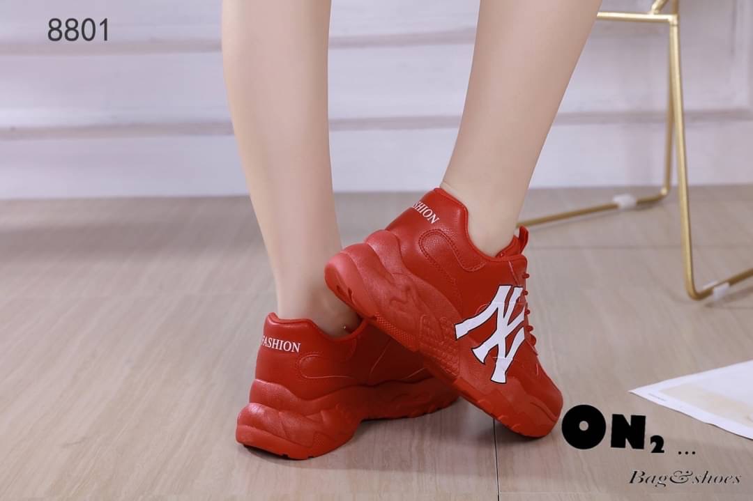 NY sneaker style ผ้าใบหนัง สไตล์แบรนด์ดัง งานน่ารัก ใส่สวยจริงอะไรจริง คู่นี้เก็บรักษาและทำความสะอาดง่าย ทนทานลุยน้ำได้ คะ สาวๆรักผ้าใบหนังต้องมีติดไว้เลยจ้า