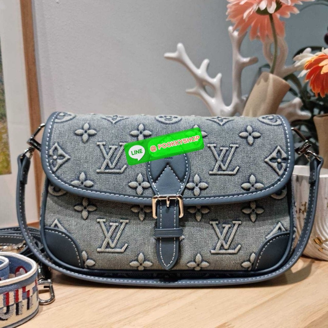 LV diane monogram washed denim bag 🔆 Details ใหม่ล่าสุด กับกระเป๋าทรงสุดฮิต คลาสสิคและเป็นอีกหนึ่ง signature ที่มาในรูปแบบ washed denim สวยดูแพงสุดๆ มาพร้อมสายสะพายถึง 3 แบบ สายคล้องไหล่ สายสะพายข้างแบบหนังและแบบสปอร์ต ทำให้สามารถปรับเปลี่ยนใช้งาน