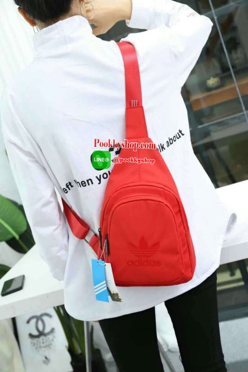 Adidas Expect Originals Bag กระเป๋าสะพายคาดอก ขนาดกลาง วัสดุหนังpu หนังนิ่ม กันน้ำได้ ด้านหน้าสกรีนโลโก้แบรนด์ มีช่องซิปใหญ่ใช้งานได้2ช่อง ภายในมีช่องแยกใส่มินิไอแพค หรือกระเป๋าสตางค์ทรงยาว สายสะพายปรับความยาวได้ฟรีไซส์ ใช้ได้ทั้งผู้หญิงและผู้ชายเท่ๆเลยคร