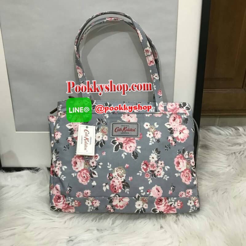 Cath kidston multi pocket tote bag มองหากระเป๋าสะพายไหล่อยู่ไหมคะ ใบนี้ตอบโจทย์เลยค่ะ ขนาดกำลังดี สะพายไหล่ได้พอดีไม่รั้งแขน แถมมีหลายช่อง มีซิปมิดชิด นับว่าเป็นใบที่สะดวกในการใช้งานมากๆค่ะ ช่องหลักบุผ้าลายเดียวกับด้านนอกอย่างดีค่ะ สามารถใส่ไอแพด และสมุดโ