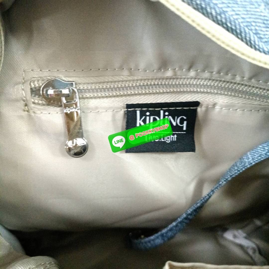 KIPLING Basic Mini Backpack กระเป๋าเป้ใบเล็กกระทัดรัด ขนาดมินิ วัสดุ Nylon + ซับใน Polyester มีหูหิ้ว สามารถสะพายข้าง หรือ สะพายหลังได้ -ช่องซิปหน้า -ด้านข้างมีช่องของเล็กน้อย หรือ ใส่ขวดน้ำใบเล็กทั้ง 2 ด้าน -ซิปหลัก โล่งกว้าง มีสายคล้องพวงกุญแจ พร้อมช่อง