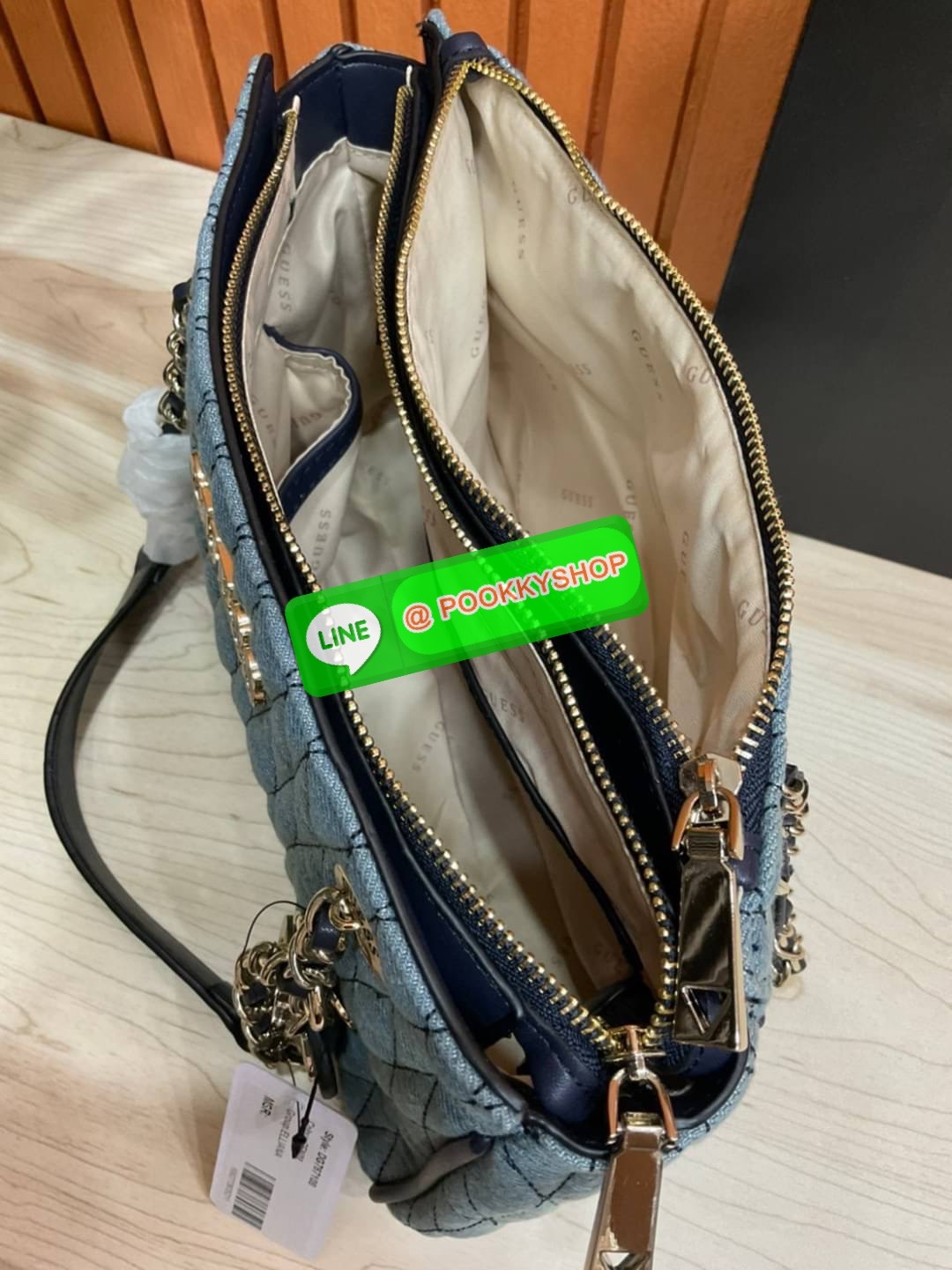 Guess Brinkley Society Satchel Bag กระเป๋าถือหรือสะพาย ขนาดกำลังดี วัสดุ Denim และ Pu หนังนิ่ม ผ้านุ่มมาก สวยอยู่ทรง มาพร้อมพวงกุญแจน่ารักๆ ถอดออกได้ ด้านหน้าประดับโลโก้แบรนด์ เปิดปิดด้วยซิป มี 2 ช่องหลักใช้งาน ภายในช่องซิปหน้าแยกเป็นสัดส่วนการใช้งาน ซิปช