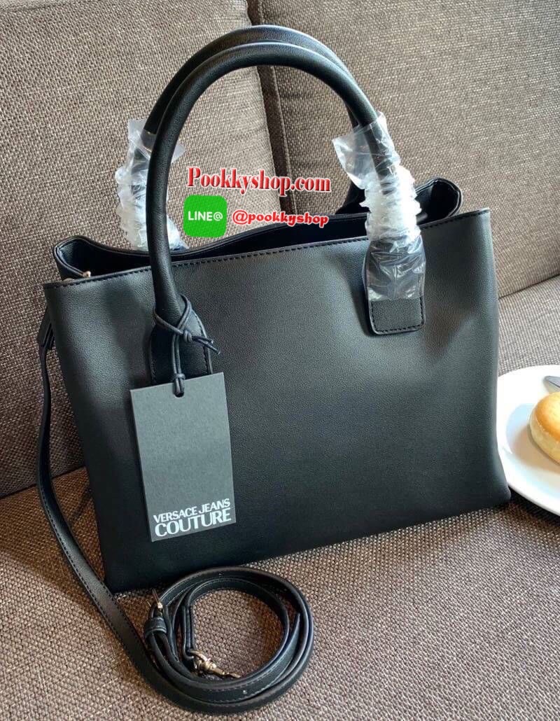 New arrival !! VERSACE JEANS COUTURE HAND BAG 2019 กระเป๋าถือ//สะพายข้างได้ วัสดุหนังเรียบ ผิวลื่น น้ำหนักเบา ด้านหน้ามีโลโก้แบรนด์หรู เปิดปิดปากกระเป๋าแบบกระดุมแม่เหล็ก แบ่งเป็น2ช่องใหญ่ใส่ของนะค่ะ แต่ละช่องกว้างมากทีเดียว มีช่องซิปและช่องเล็กใส่จองจุกจิ