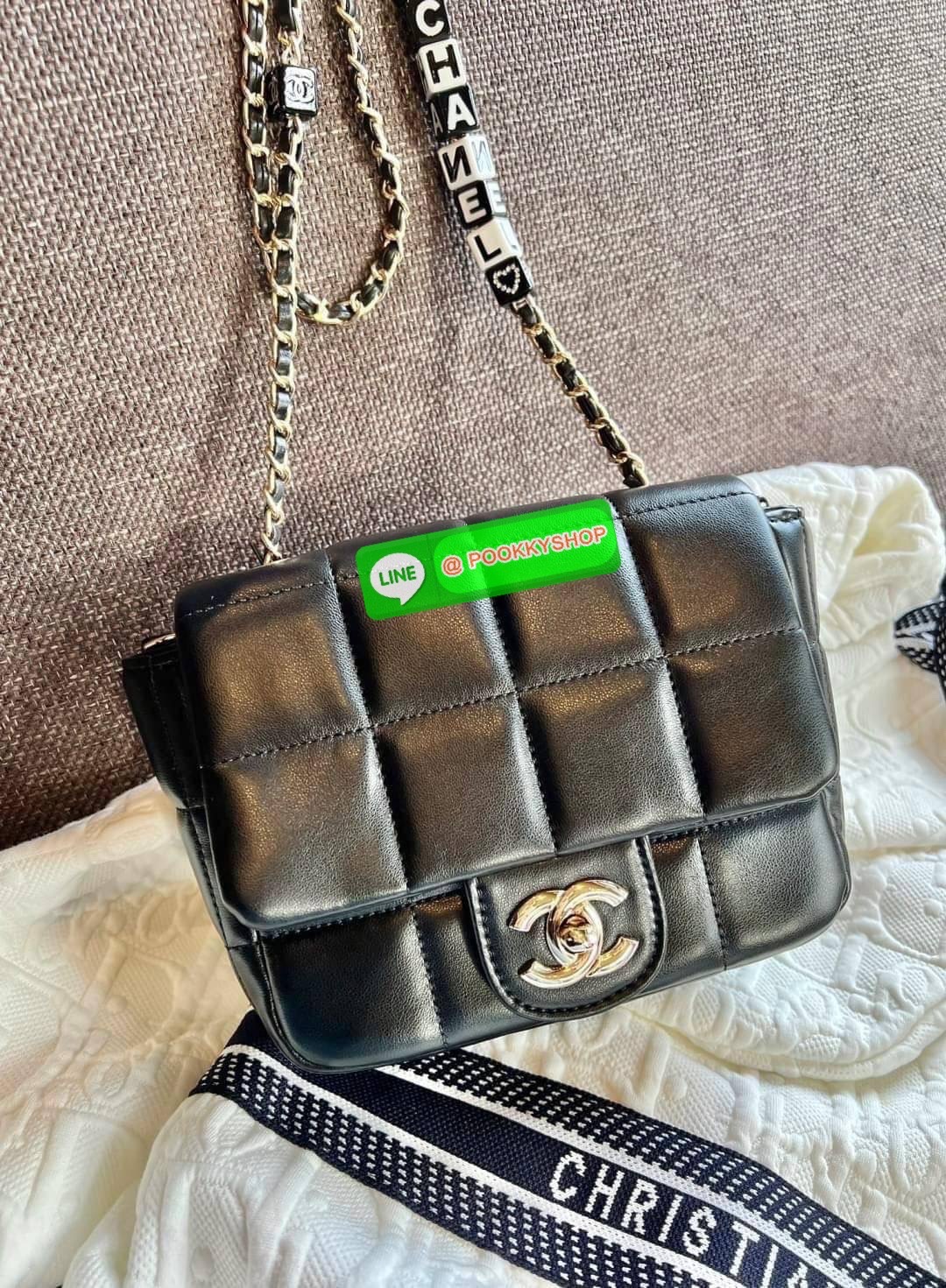 CHANEL SHOULDER BAG WITH CHAIN BAG ((Chanel vip gift make up ตปท.)) 🎁พร้อมส่ง! รุ่นนึ้จะใช้เองหรือซื้อฝากเพื่อนๆ ก็ถูกใจผู้รับเลยค่า หนังแกะสังเคราะห์ หนังดีมีความนิ่มและเงาในตัว สัมผัสคือหลงรักแน่นอนค่ะ🤩 โดดเด่นด้วยสายสะพายร้อยลูกเต๋ามีตั