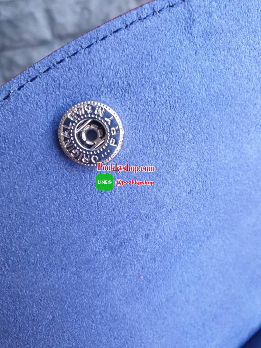 Longchamp Le Pliage Club Tote Bag Size L หูยาว วัสดุเนื้อผ้า Nylon Canvas เคลือบกันนำ้ ตัดด้วยหนังแท้ที่มีน้ำหนักเบา ดีไซน์เรียบง่ายแต่เต็มไปด้วยความคลาสสิก จนเป็นที่ชื่นชอบไปทั่วโลก Longchamp ปรับโฉม LE PLIAGE ด้วยการปักลายรูปม้า-ตราสัญลักษณ์ของแบรนด์บนผ