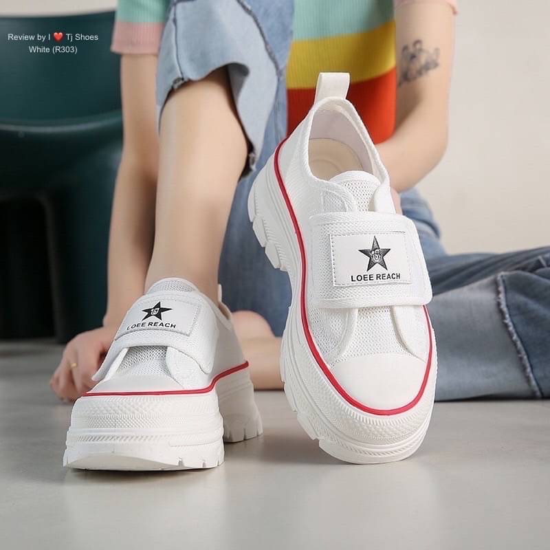 พร้อมส่งรองเท้าเพื่อสุขภาพนำเข้า ขายดีสุดๆ !!! ใช้วัสดุอย่างดีทั้งหมด ผ้ารุ่นนิ่มมากกกก ส้นยางคุณภาพอย่างดี ใส่นิ่มเดินนุ่มสบายสุดๆ ใส่แล้วดูเกร๋ เป๊ะเว่อร์มาก ใส่ได้ตลอดไม่มีเอ้าท์ ของจริงงานดีสวยเป๊ะมาก สวยเกินราคา เป็นรุ่นที่ทางร้านแนะนำ รีบสั่งด่วนๆเล