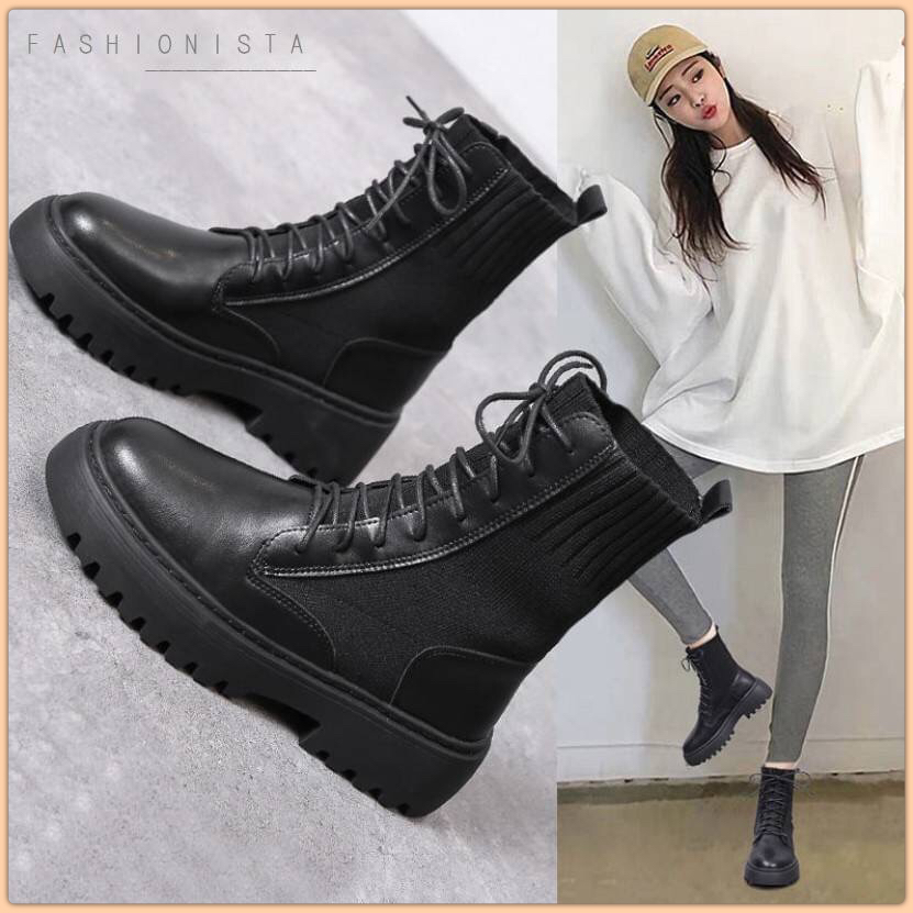 🔥🔥บู้ทแฟชั่นมาใหม่พร้อมส่งค่ะ🔥🔥 ทรงนี้กำลังฮิตมากๆ มาแรงจริงๆ รองเท้าบู้ทดีไซน์เท่ห์ๆ แบบเก๋ดูดีมีความแฟชั่นนิสต้า!! วัสดุ pu เนื้อดีแต่งขอบผ้ายืดทรงถุงเท้านุ่มๆอุ่นๆถอดใส่ง่ายมากไม่ต้องคอยปรับสายเชือก พื้นยาง 2นิ้วยึดเกาะด