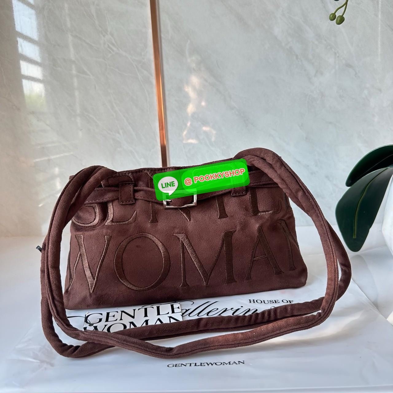 GENTLEWOMAN SUEDE BALLERINA BAG 🔖กระเป๋า Ballerina Bag ในวัสดุหนังกลับ (suede edition) พร้อมโลโก้ปักสีเดียวและรายละเอียดหัวเข็มขัด ทำให้ดูเก๋มีสไตล์โดดเด่น 🔖วัสดุ: หนังกลับ 🔖เปิด-ปิดแบบสแน๊บแม่เหล็ก ภายช่องโล่งกว้างจุของได้เยอะ