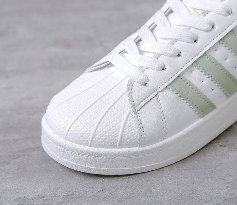 สินค้ามาใหม่ พร้อมส่งเลยจ้า!! Fashion Sneaker ทรง Super Starในตำนาน!! รองเท้าผ้าใบหนังนิ่ม วัสดุ pu เนื้อหนาคุณภาพดี ดีไซน์เรียบเก๋ แต่งแถบหนังด้านข้างสวยโฉบเฉี่ยวสไตล์งานแบรนด์ พื้นยาง 1นิ้ว ยึดเกาะเยี่ยมเดินไม่ลื่น ทรงแน่นงานดีมากใส่สบายนิ่มเท้า ใช้งานย