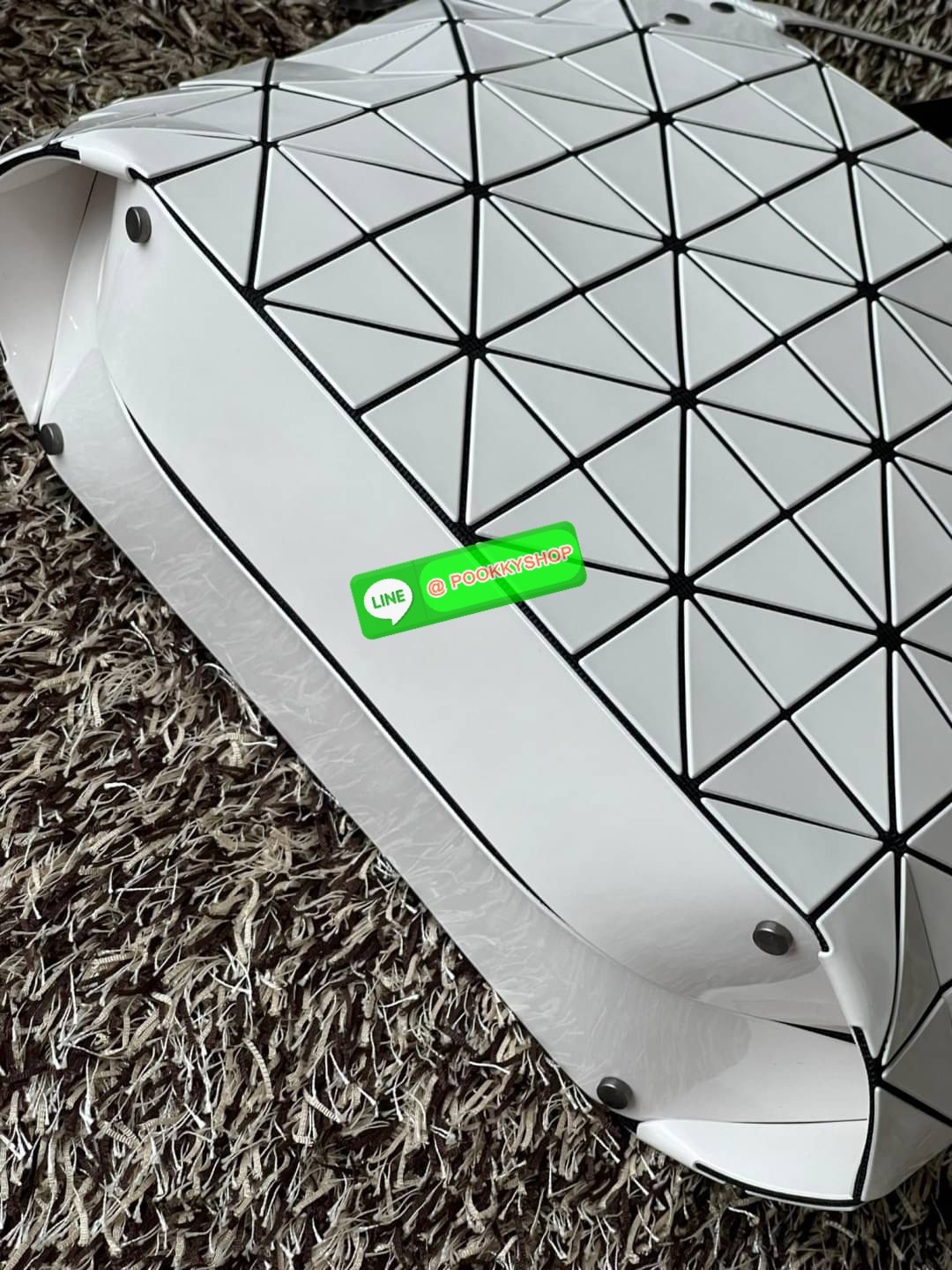 💕 Bao Bao Issey Miyake ROCK MATTE ซีรีส์นี้จะเป็นทรงสี่เหลี่ยมผืนผ้า มีซิปปิดด้านบน ถือเป็นรุ่นที่เหมาะกับการใช้งานในชีวิตประจำวัน สามารถพับมุมและบริเวณด้านล่างของกระเป๋าเพื่อเพิ่มความสะดวกสบายในการใช้งาน ทั้งยังช่วยให้วางกระเป๋าในแนวตั้งได้อีกด้ว