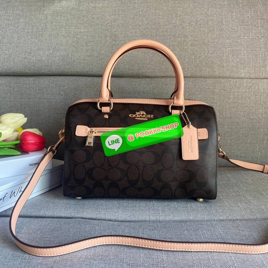 COACH ROWAN SATCHEL IN SIGNATURE CANVAS (COACH F83607) เป็นอีกรุ่นมาแรงสุดๆ ร้อนแรงไม่เบา โดดเด่นอย่างลงตัวกับรุ่นนี้ หมอน 10" รุ่นมีช่องซิปด้านหน้า สามารถแยกเก็บของสำคัญๆได้อย่างเป็นสัดส่วน สำหรับใครที่ชอบกระเป๋าที่จุของได้เยอะๆ รุ่นนี้ตอบโจทย์ได้เล