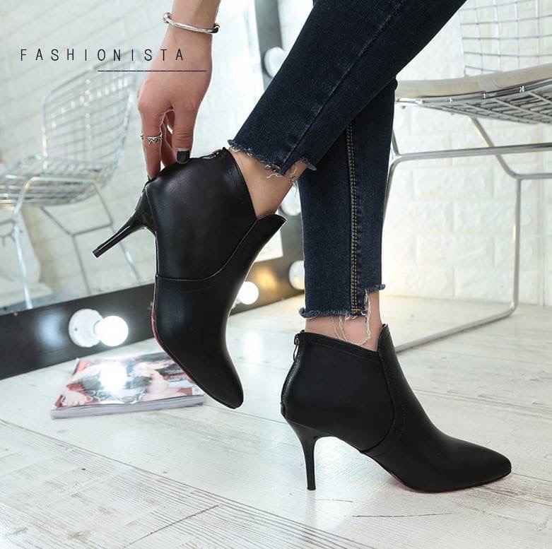 NEW ITEM สินค้ามาใหม่พร้อมส่งค่ะ แซ่บ สวย เผ็ด ฮ็อตพริกยกสวนนน งานสวยมากเว่อร์!! รองเท้าคัชชูกึ่งบู้ท วัสดุหนัง pu เนื้อหนาขึ้นทรงคุณภาพดี ทรงซิปหลัง ส้นสูง 8 c.m. ด้านหน้าแต่งหยักเพิ่มความเก๋ สามารถใส่แมชเสื้อผ้าได้หลายสไตล์มากๆค่ะ งานสวยตรงปกถ่ายจากสินค