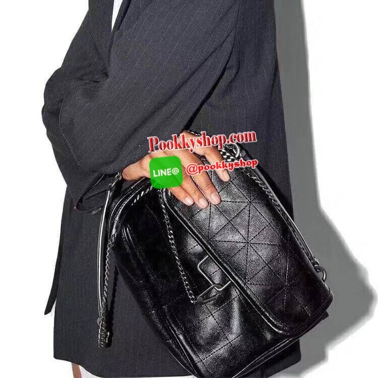 ZARA SOLF ROCK SHOULDER BAG Outlet กระเป๋าสะพายข้างทรงเก๋ เดินด้ายทั้งใบ แต่งโซ่คล้องมาที่ด้านหน้า เปิดปิดแบบกระดุมแม่เหล็ก ก้านในมี 3 ช่องใหญ่ เป็นช่องซิปกลางรุ่นนี้จุของได้เยอะเลยครับ ใส่ iPad mini ได้สบายๆ สายสะพายจะทำเป็นสายคู่สะพายไหล่ หรือ ทำเป็นสาย