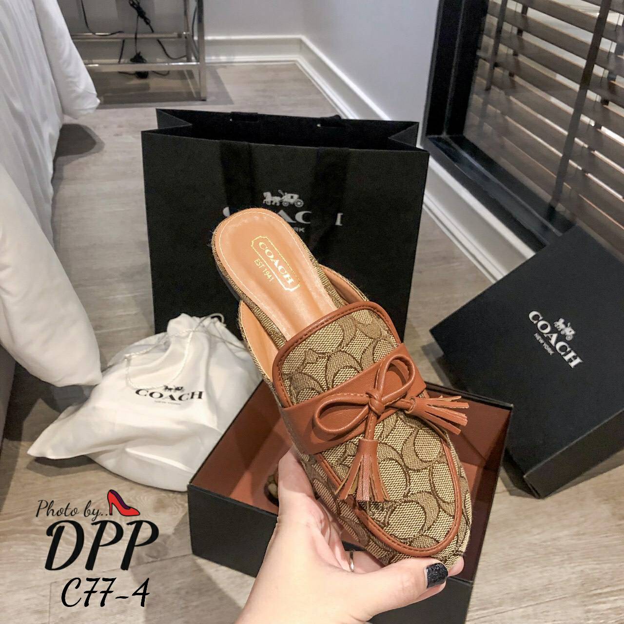 C77-4 พร้อมส่ง ตัวใหม่ hot hot ค้า รองเท้า coach ผ้าทอ ลายC งานสวย ไม่ใช่ผ้าสกรีนนะคะ งานชนช้อป ปั้มแบรนด์ collection ใหม่ปีนี้คะ (เพราะผ้าทอ จะเป็นผ้าเหมือนแท้ที่เอามาทำ กระเป๋าคะ ดีเทลผ้าสวยมาก) ที่สำคัญ
