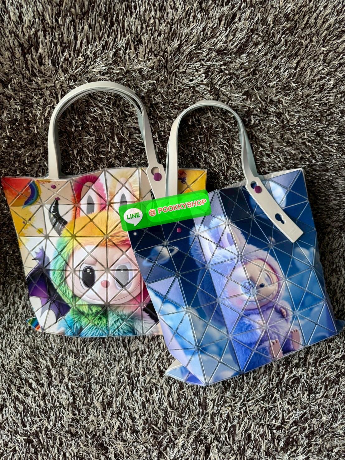 Baobao Issey Miyake x Labubu tote bag อีกหนึ่งซีรีย์สุดลิมิเตทที่น่าสะสม กำลังเป็นกระแสสำหรับ Labubu อาร์ตทอยชื่อดังที่ทุกคนรู้จัก คอลเลคชั่นนี้สื่อถึงความรู้สึกอารมณ์ผ่านตัวละครออกมาได้ดีเลยทีเดียว เป็นกระเป๋า ที่เหมาะกับการใช้งานในชีวิตประจำวัน ด้วยขนาด