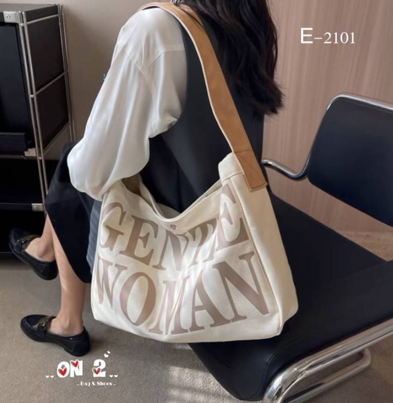 กระเป๋าผ้าแคนวาสนิ่ม Gentlewoman เป็นกระเป๋าผ้าStreet Fashion มีซิปและกะดุมปิดใช้งานได้ทุกวันเบาสบายสายยาวใบใหญ่จุใจค่ะ