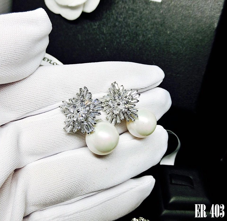 ต่างหูแบบห้อยโบว์ ด้านบนประดับเพชรลายเกร็ดหิมะ ห้อยด้วยมุกสังเคราะห์เกรดนำเข้า สวยมากๆ เหมาะทั้งใส่ออกงานและใส่ชิลได้ลุคเรียบหรู ดูแพ๊ง แพง