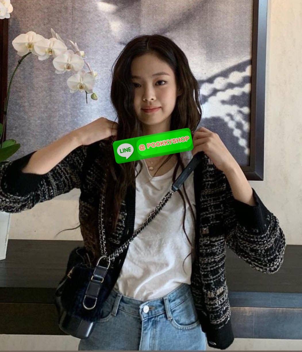 RESTOCK!! LIMITED SHOULDER BAG พรีเมี่ยมกิ๊ฟ Chanel ไซส์คลาสสิค กระเป๋าสะพายข้าง/ไหล่ หนังสังเคราะห์ นิ่ม หรู มาพร้อมพวงกุญแจสัญลักษณ์แบรนด์ พิเศษ!! สายคล้อง jumbo font เพิ่มดีเทลความแพง อะไหล่พร้อมโซ่สะพายสีทองสลับสีเงินรมดำ สามารถสะพาย crossbody หรือสะพ