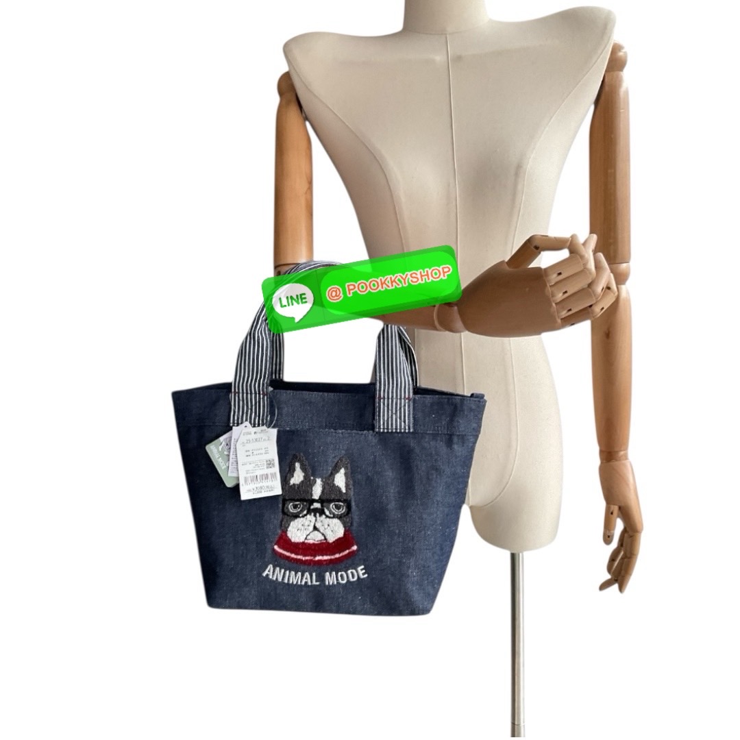 กระเป๋ามินิ Kusuguru Paulo Dyed Denim & Hickory ผ้าย้อมเส้นด้ายนี้มีเนื้อสัมผัสคล้ายผ้าเดนิม ต่างจากผ้าเดนิม ตรงที่ทนทานต่อสีตกและมีน้ำหนักเบา ลายปัก Sagara สามมิติอันโดดเด่นสะดุดตานั้นน่าประทับใจอย่างยิ่ง กระเป๋าใบนี้มีขอบกระเป๋าที่กว้างและขนาดที่ใช้งานง