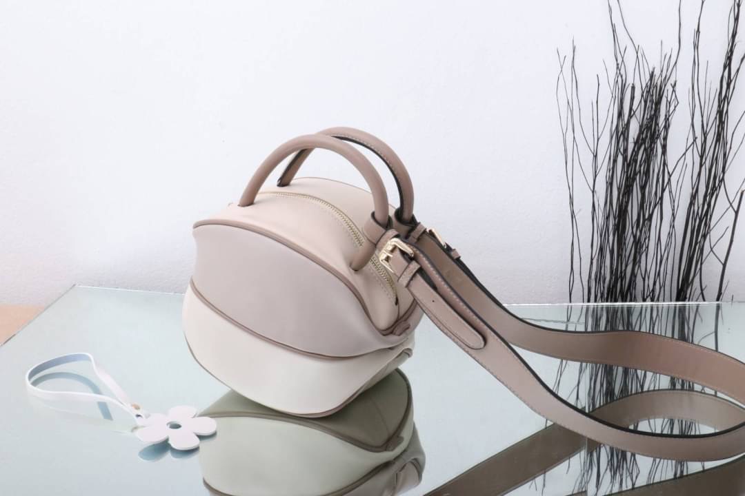 กระเป๋าลูกมะเฟืองยอดฮิต ดาราเซเลปใช้กันเยอะมาก งานตั้งใจผลิตกว่าจะได้มา แก้งานข้ามปี หลายรอบเพื่อความเป๊ะ งานสวยหนังสวย แถมฟรี!! ที่ห้อยลายดอกไม้ โอ้ย!!สวยเป๊ะขนาดนี้จะพลาดได้งัย