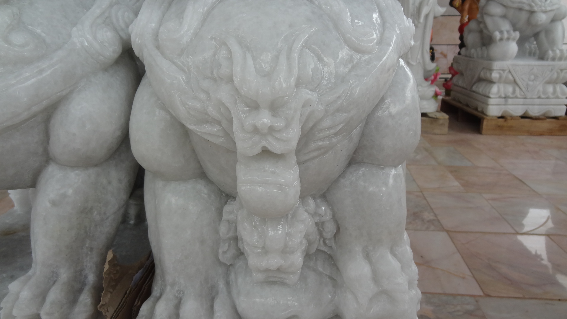 สิงโตหินอ่อนแกะสลัก ความสูง 70 กว้าง 46 ยาว 26 เซนติเมตร