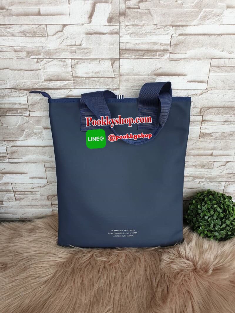 พร้อมส่ง Adidas Original Shopper 3D Tote Bag Trefoil Handbag Classic Sports คอลเลคชั่นสไตล์ Issey Miyake กระเป๋าสะพายข้าง ทรงสวยคลาสสิค แนว Sport สุดฮิต จากแบรนด์ADIDAS วัสดุด้านหน้าเนื้อ matte หนังนิ่ม มีน้ำหนักเบา ด้านหน้ามีแบรนด์ เปิดปิดด้วยซิป ภายในกว
