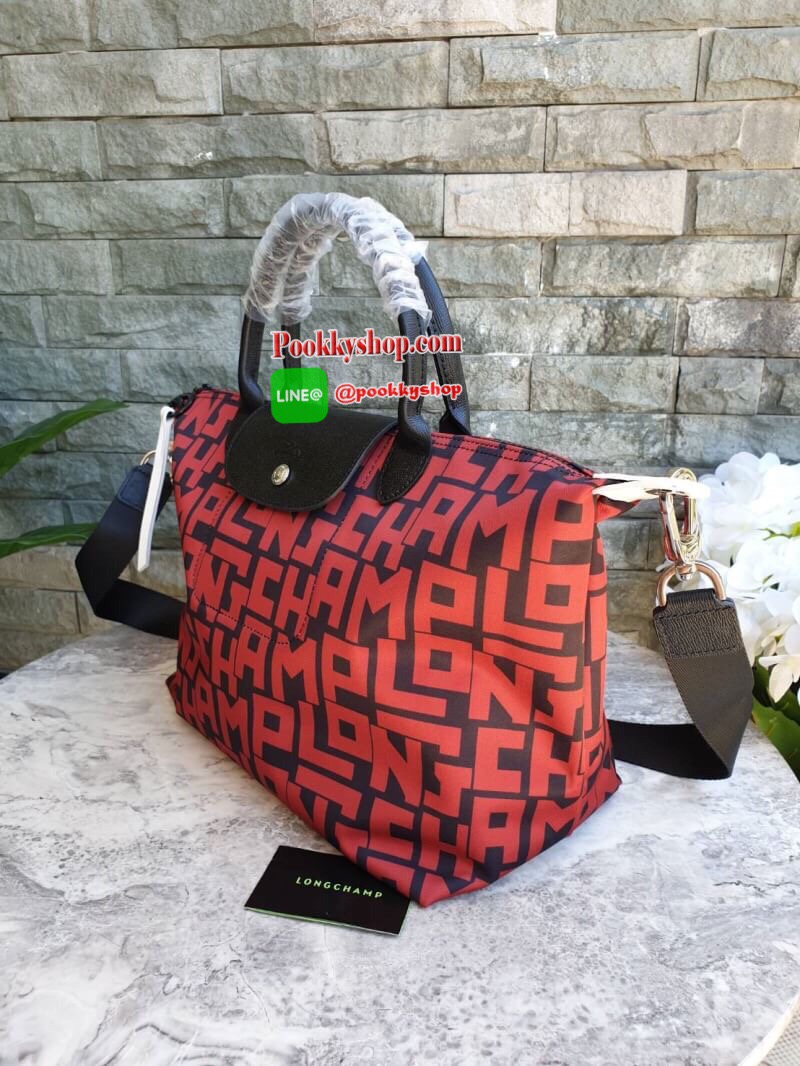 LE PLIAGE LGP TOP HANDLE BAG M รายละเอียด • วัสดุ: ผ้าใบ • อะไหล่: นิกเกิล • ตัวกระเป๋า: ผ้าใบโพลีอะไมด์เคลือบด้านใน • ตกแต่ง: หนังวัว รายละเอียดภายนอก • การปิด: ซิปและกระดุมสแน๊ป • สายสะพาย: ถอดออกได้ • ช่อง: 1 รายละเอียดภายใน • ช่องใส่ของ: 1 • จุของได้เ