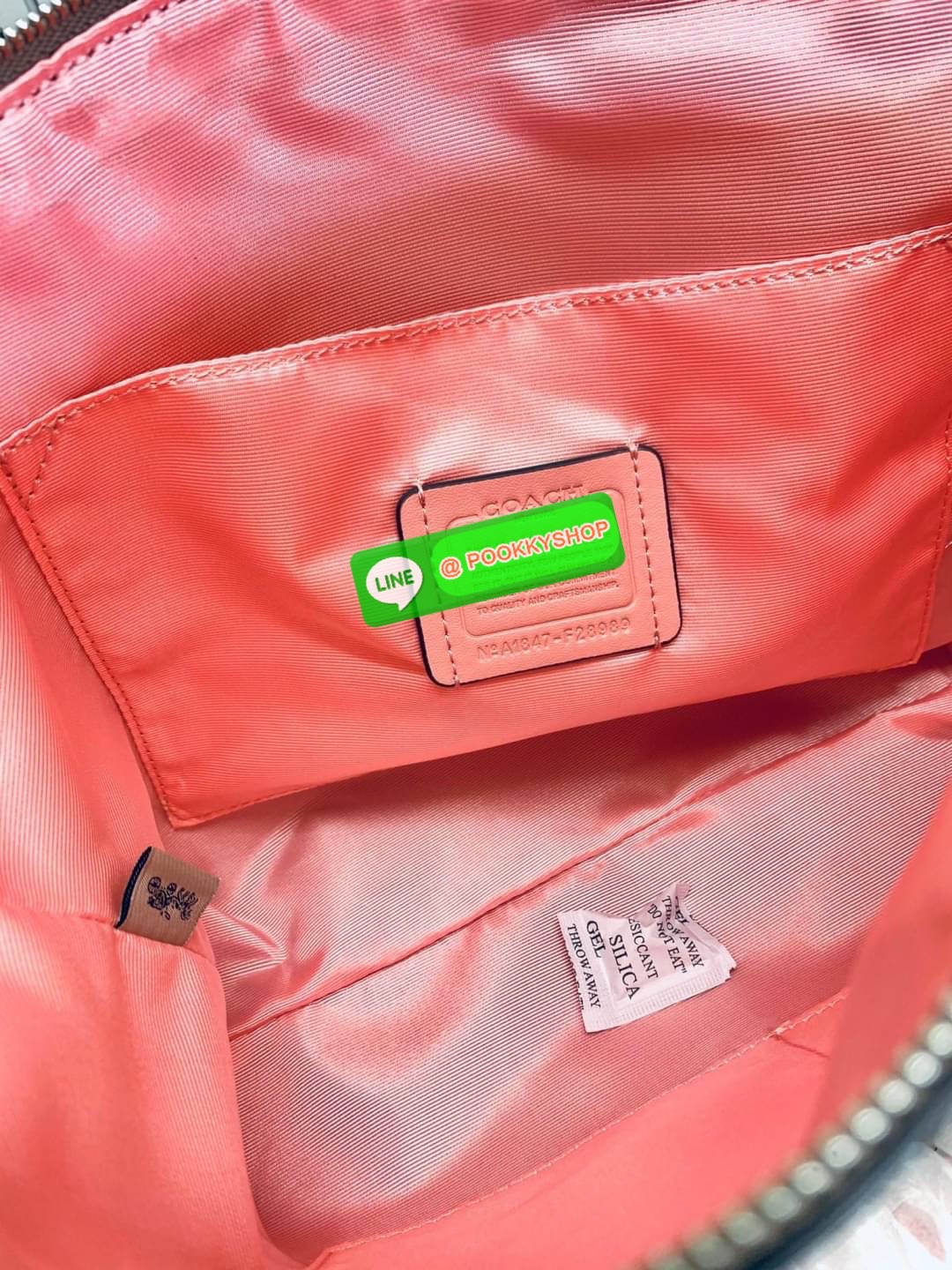 COACH 28989 KELSEY IN SIGNATURE CANVAS SHOULDER BAG กลับมาอีกครั้ง คุณภาพเต็ม100 เหมือนเดิม ไม่หักเลยจ้าา กระเป๋าทรงพัด หิ้วหรือสะพายข้างได้ หนังแท้ลายแคนวาส หนังนิ่มมากๆ สัมผัสแล้วคือใช่เลยจ้าา! เปิด-ปิดกระเป๋าแบบซิป ปากกระเป๋ากว้างหยิบจับสัมภาระง่าย ภาย