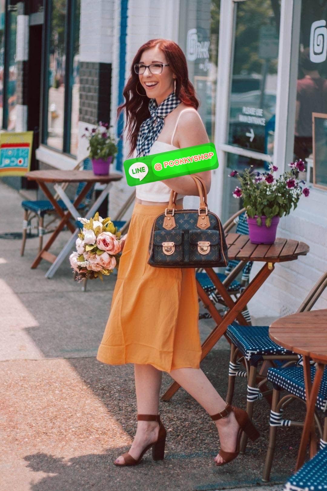 LV MANHATTAN HANDBAG กระเป๋าถือทรงผู้ดี คลาสสิค สวยหรู ไซส์กำลังสวย ราคาแสนดีจากวีไอพีพรีเมี่ยมกิ๊ฟ ดีไซน์ตกแต่งกระเป๋าเล็กด้านหน้า ใส่ของจุกจิกได้ วัสดุหนังแคนวาส ภายในโล่งกว้างมาก มีช่องซิปและช่องย่อย มาพร้อมสายสะพายครอสบอดี้ ถอดออกได้ คล้องแขนเก๋ๆ สะพา