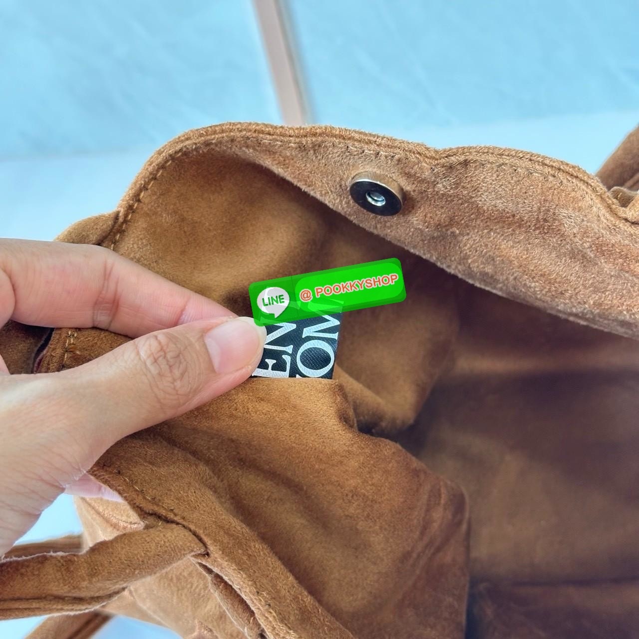 GENTLEWOMAN SUEDE BALLERINA BAG 🔖กระเป๋า Ballerina Bag ในวัสดุหนังกลับ (suede edition) พร้อมโลโก้ปักสีเดียวและรายละเอียดหัวเข็มขัด ทำให้ดูเก๋มีสไตล์โดดเด่น 🔖วัสดุ: หนังกลับ 🔖เปิด-ปิดแบบสแน๊บแม่เหล็ก ภายช่องโล่งกว้างจุของได้เยอะ