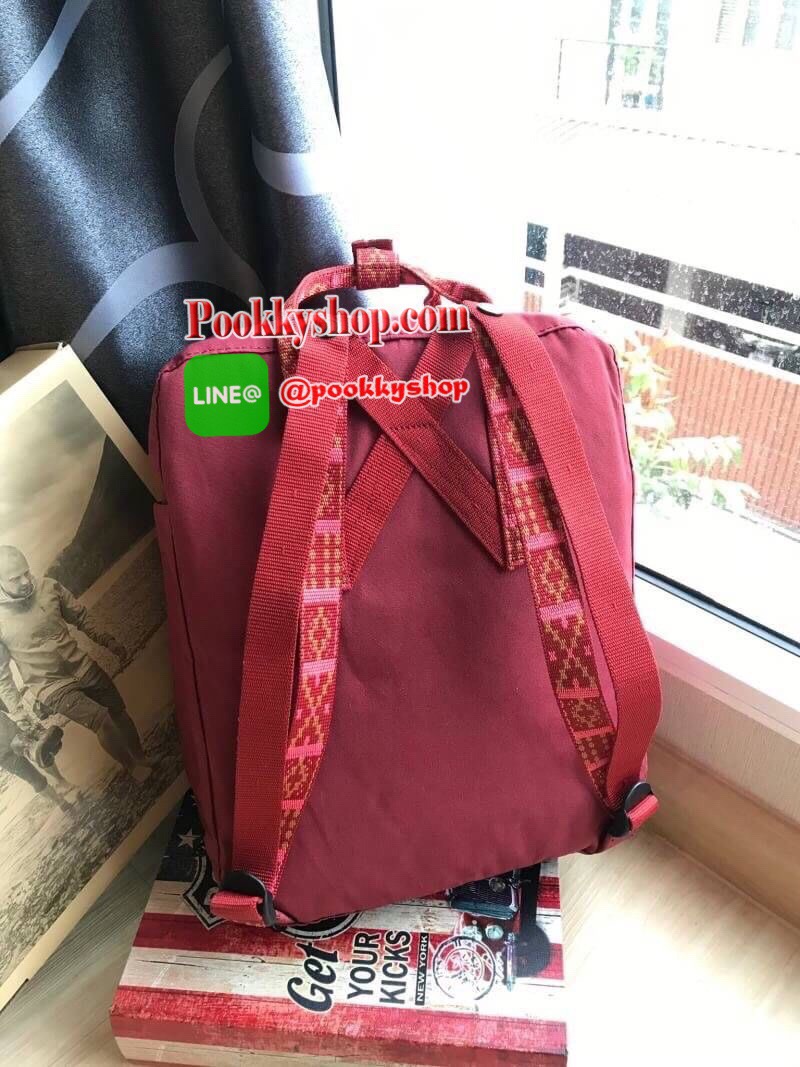 Classic มีกล่องแบรนด์ Kanken backpack รุ่น Classic แบรนด์ดังจากสวีเดนที่นิยมกันมากในหมู่วัยรุ่น กระเป๋าเป้ที่มีน้ำหนักเบา แต่มีความทนทาน และช่องว่างต่างๆมากขึ้น มีซิปหน้าสำหรับใส่ของกระจุกกระจิก และหูหิ้วทั้งด้านหน้าและด้านหลัง สำหรับการหิ้วถือได้สะดวก ใส