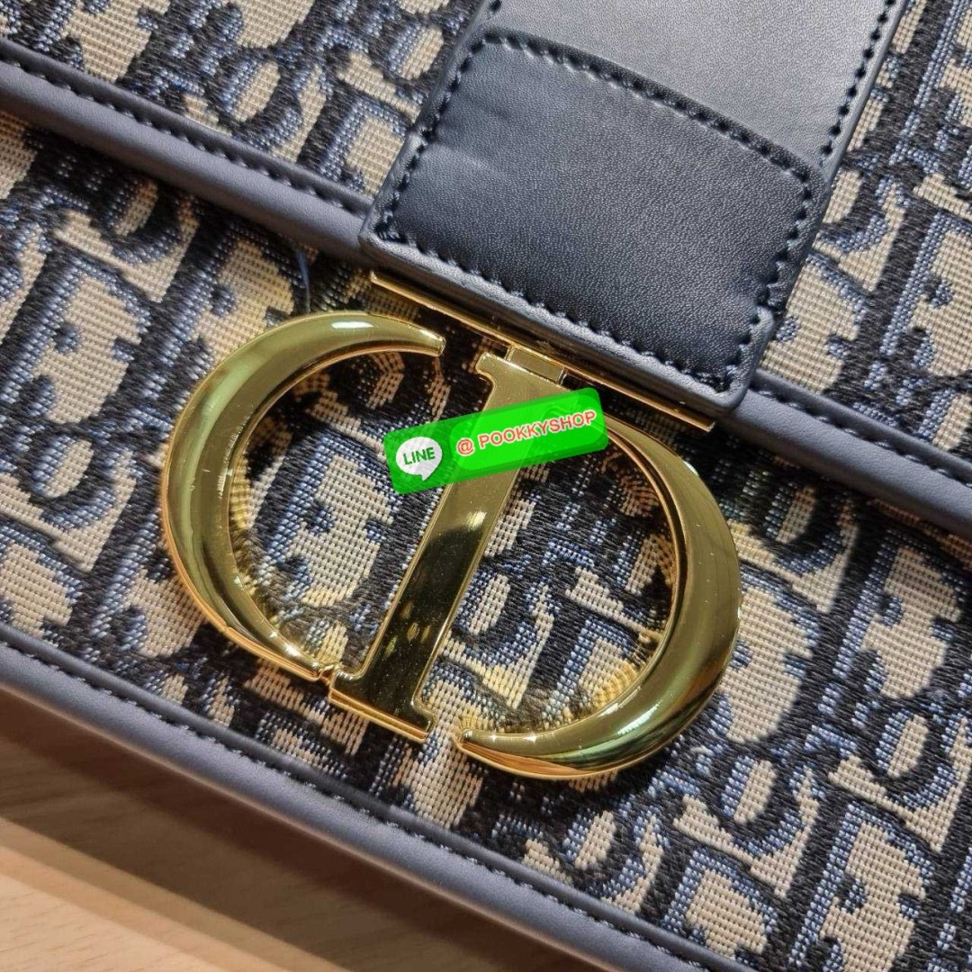 CD 30 MONTAIGNE BAG 🔆 Details กระเป๋าสะพายข้างสุดฮอต จากเคาน์เตอร์ dutyfree ที่สาวๆต้องไม่พลาด ทรงสวยมีกิมมิคในตัว ดูแพง ดีไซน์ย้อนยุคเป็นเอกลักษณ์ เปิด-ปิดด้วยอะไหล่กดล็อคแน่นหนา ใช้งานง่าย ด้านหลังมีช่องใส่ของจุกจิกได้ ภายในเป็นช่องโล่ง ใส่ของสำ