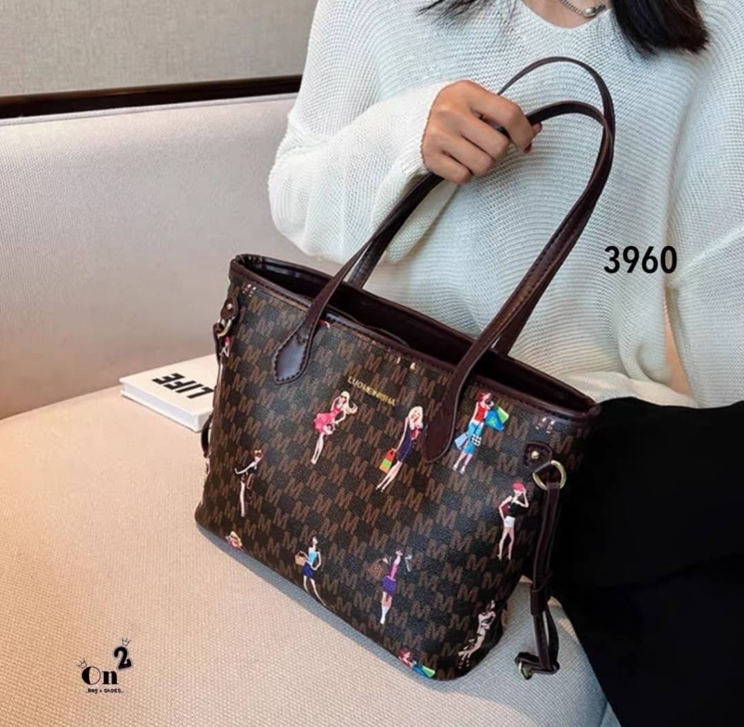 NEW-IN 🤎 Tote bag ทรงนี้จุได้เยอะมากๆค่า ใส่ I Pedได้นะคะ มาใหม่ ลายนี้หรู ดูแพงค่ะ แนะนำสุดๆค้า จุได้เยอะ