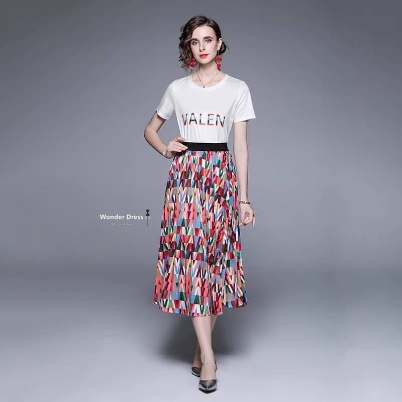 NEW ARRIVAL KOREA DESIGN BY WONDER DRESS สินค้าพร้อมส่งจร้า เซทเสื้อยืดกับกระโปรงสีสันสดใส ดีเทลเสื้อยืดแขนสั้นสีขาวสกรีนช่วงหน้าอก จับคู่มากับกระโปรงอัดพีสรอบตัวสีสันสวยงาม งานสวยดูดี สวมใส่ได้ตลอดเลยคะ