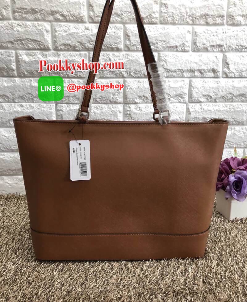 New arrival !!! GUESS BALDWINPARK LARGE TOTE BAG พร้อมส่งค่ะ!!! กระเป๋าทรง Tote size::L วัสดุหนังซาฟเฟียโน่อย่างดี หนังนิ่มมือ น้ำหนักเบาค่ะ!!!! ด้านหน้าปั้มโลโก้แบรนด์แบบ3D ห้อยพวงหนังมีอะไหล่แบรนด์ยาวลงมา หรูมากค่ะ ตัวกระเป๋าเพิ่มดีเทล เย็บด้ายเส้นใหญ่ม