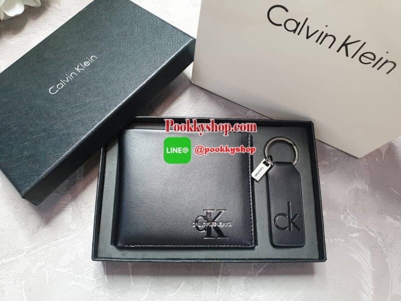 Calvin Klein Short Wallet with Key Set กระเป๋าสตางค์ใบสั้น Set สุดคุ้ม ซื้อ 1 ได้ถึง 2 : กระเป๋าสตางค์+พวงกุญแจ กระเป๋าสตางค์ใบสั้นแบบพับหนังวัวแท้ มาพร้อมพวงกุญแจ กระเป๋ามีน้ำหนักเบา ประดับโลโก้ด้านหน้ามุมขวาล่างปั้มนูน ภายในมีช่องใส่บัตร ใส่ธนบัตร ใส่เห