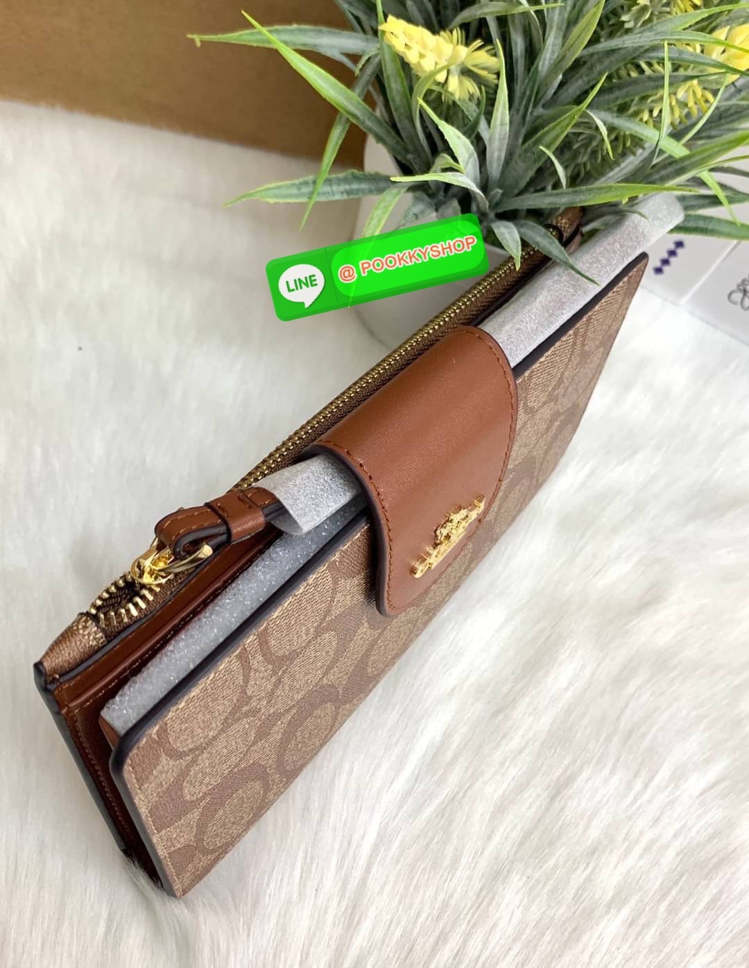 COACH TECH WALLET IN COLORBLOCK SIGNATURE ((C2874)) ✔️กระเป๋าเงินใบยาว หนังแท้ พร้อมสายคล้องมือในตัวค่ะ ✔️เปิดปิดด้านหน้าแบบฝากระดุม ภายในมีช่องใส่ธนบัตร2ช่อง ;สามารถใส่มือถือ iphone 10 xs max ได้เลยค่ะ ✔️มีช่องเสียบธนบัตร7ช่อง;พร้อมช