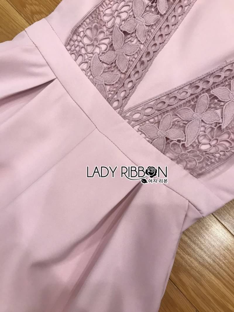 Lady Ribbon's Made Lady Veronica Feminine Chic Lace & Crepe Jumpsuit จัมป์สูทผ้าเครปตกแต่งลูกไม้เรียบๆ ตัวนี้เหมาะกับสาวออฟฟิศแต่งตัวไปทํางานเก๋ๆแบบเฟมินีน หรือจะใส่ไปเที่ยวช่วงวันหยุดก็ดูดีค่ะ ตัวชุดจะเป็นทรงเกาะอก แต่มีสายเป็นผ้าลูกไม้ขึ้นมาจากเอว