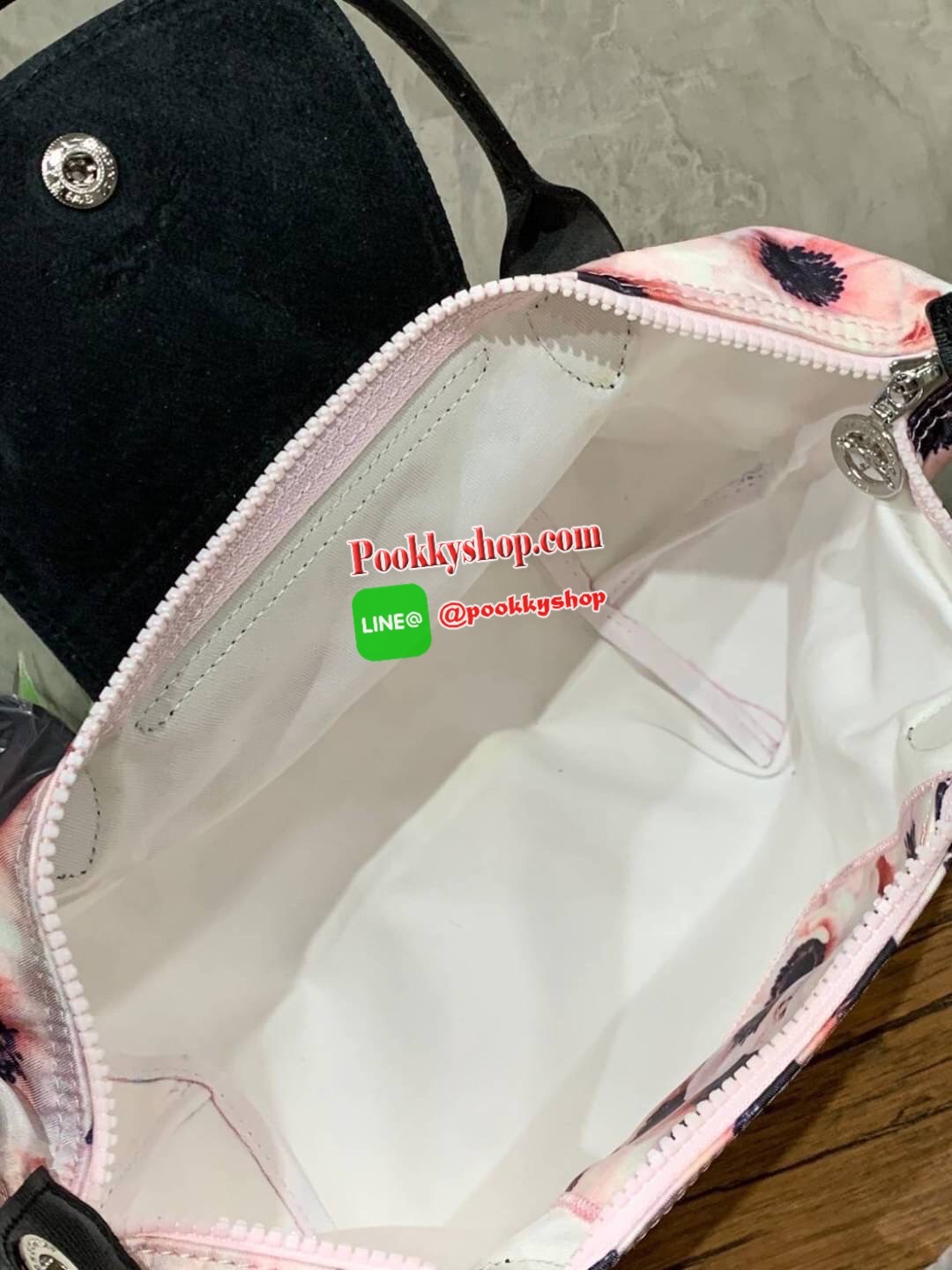 💕Longchamp Le Pliage Anémone Small &Medium อีกหนึ่งคอลเลคชั่นแบบสไตล์ Neo แบบพิมพ์ลาย ลวดลายบนกระเป๋าได้แรงบันดาลใจมาจากหญิงสาวปารีเซียงผู้หลงใหลในศิลปะ สื่อถึงเสน่ห์ของผู้หญิง วัยเยาว์ และความสดใส ได้อย่างแท้จริง นั่นคือ ดอกแอนนีโมนี (Anemones) ด